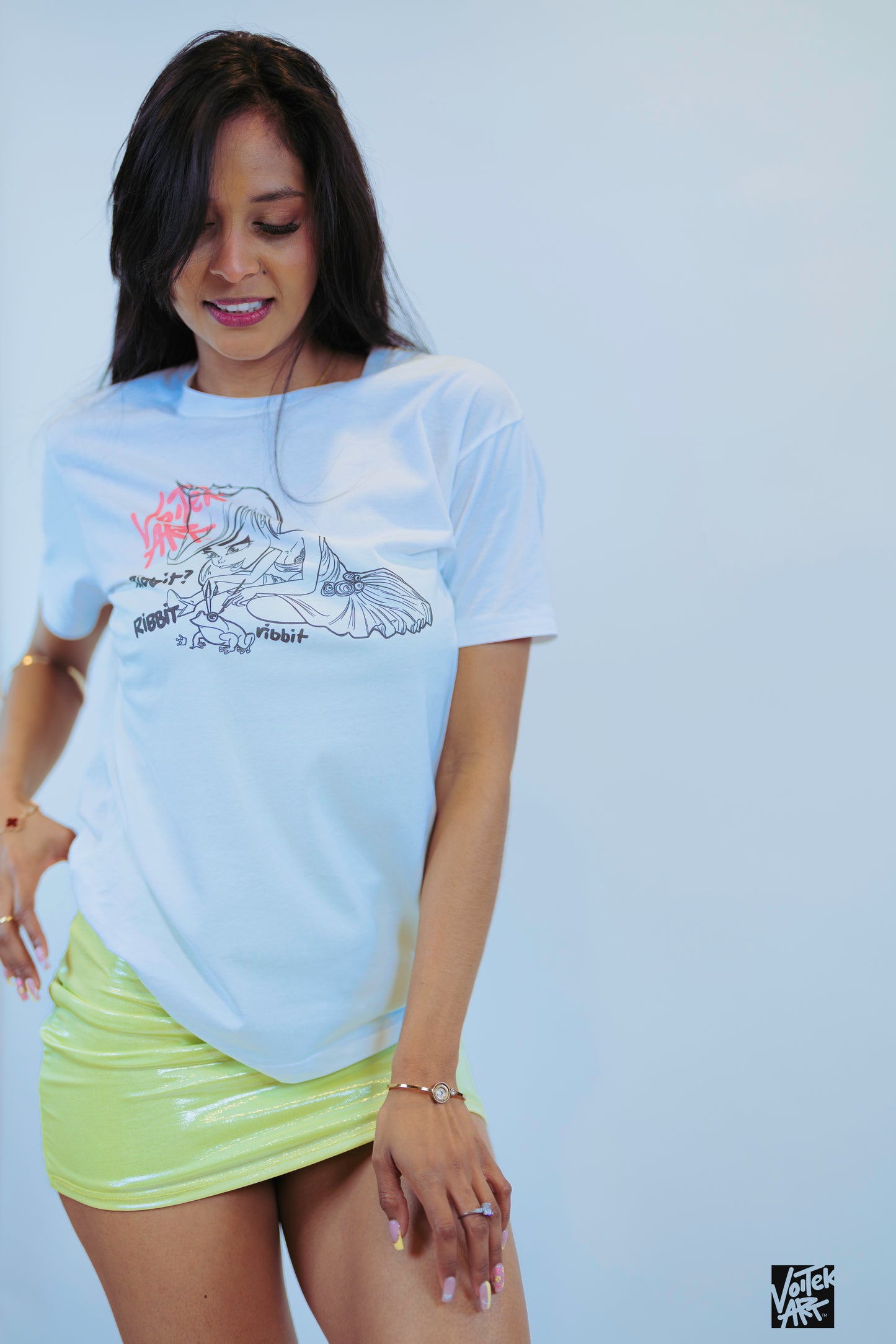 Woman wearing a white t-shirt with graphic design.